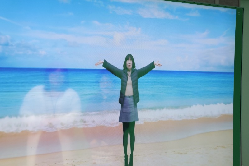 영상 합성 기술에 의해 춤추는 참여자들의 모습 4