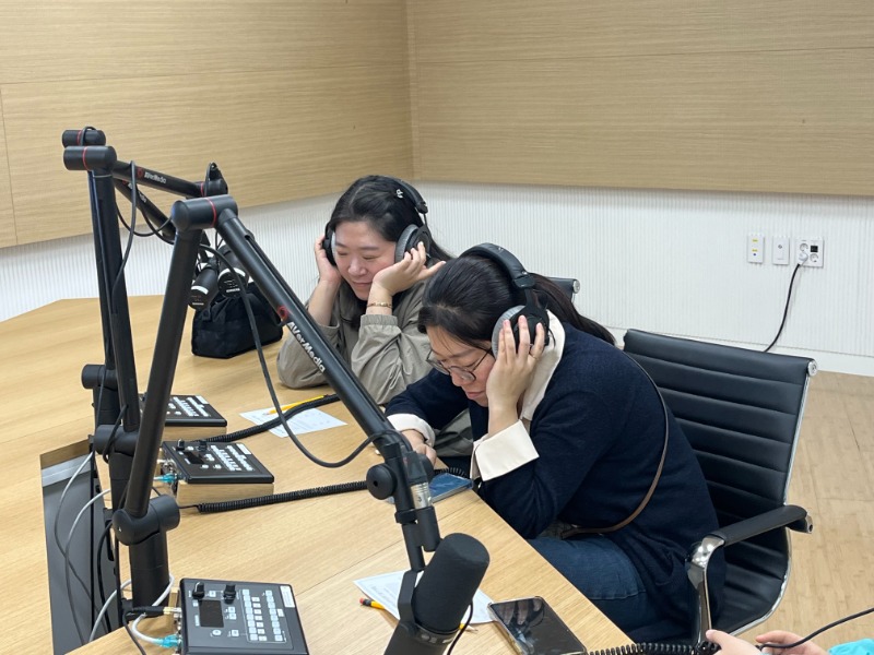 Suno AI가 생성한 음악을 직접 듣는 모습 7