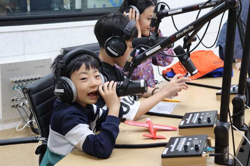 Suno AI가 생성한 음악을 직접 듣는 모습 8