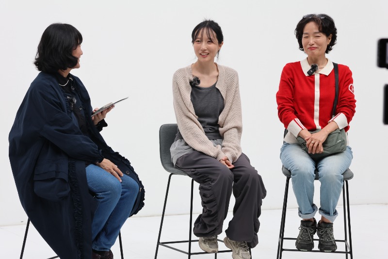 웃음이 끊이질 않는 ai 토크쇼 현장 12