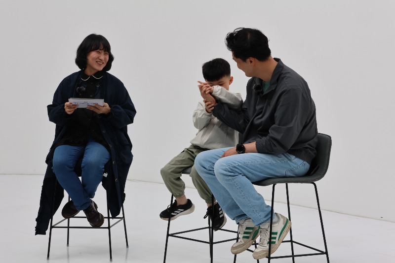 웃음이 끊이질 않는 ai 토크쇼 현장 11