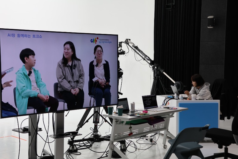 웃음이 끊이질 않는 ai 토크쇼 현장 11