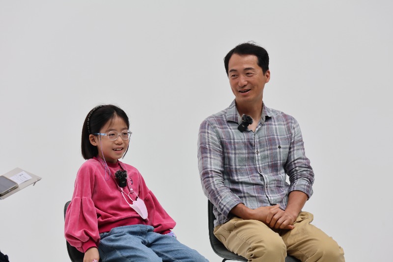 웃음이 끊이질 않는 ai 토크쇼 현장 14