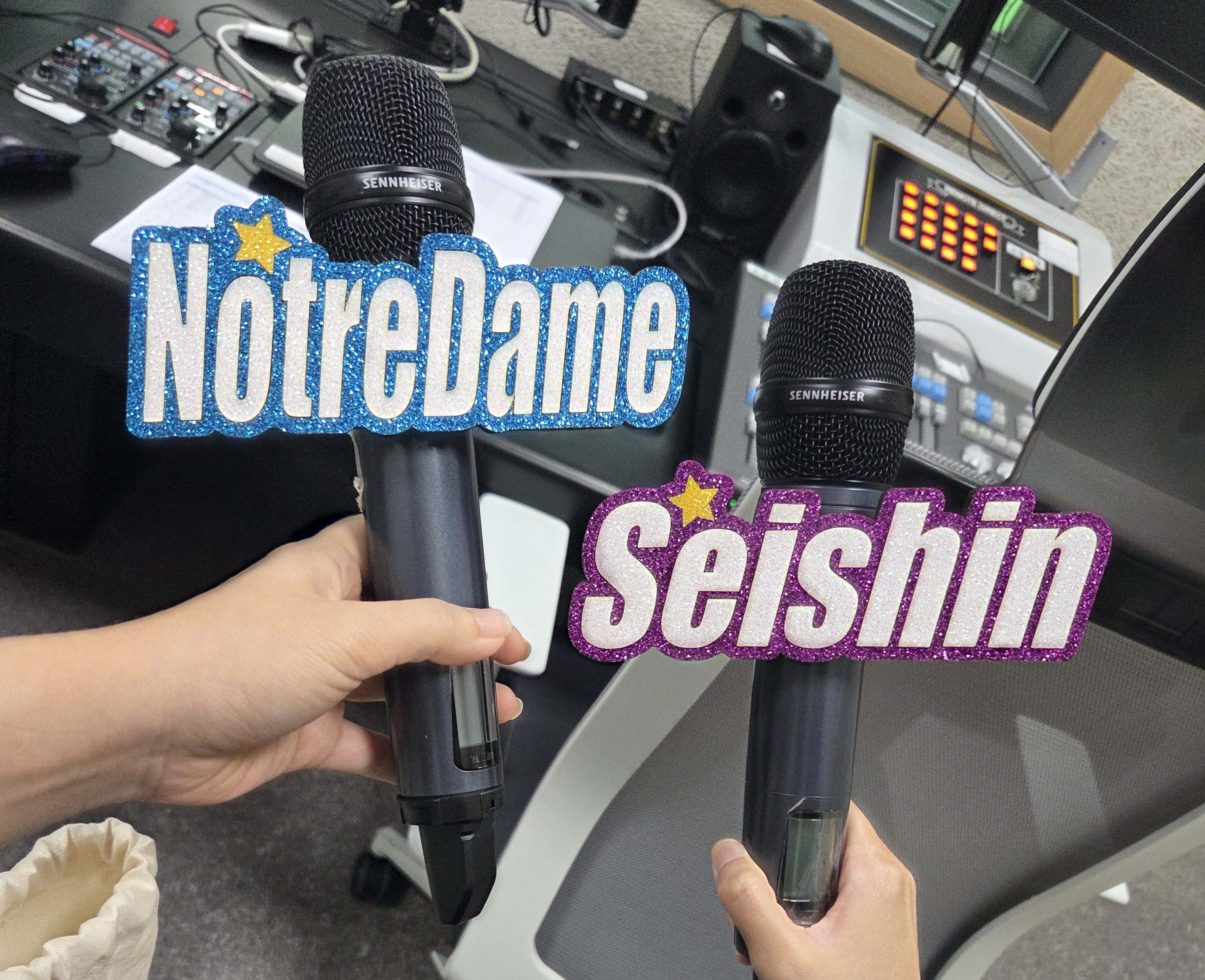 하나는 노트르담, 하나는 세이신으로 만들어진 화려한 마이크 이름표