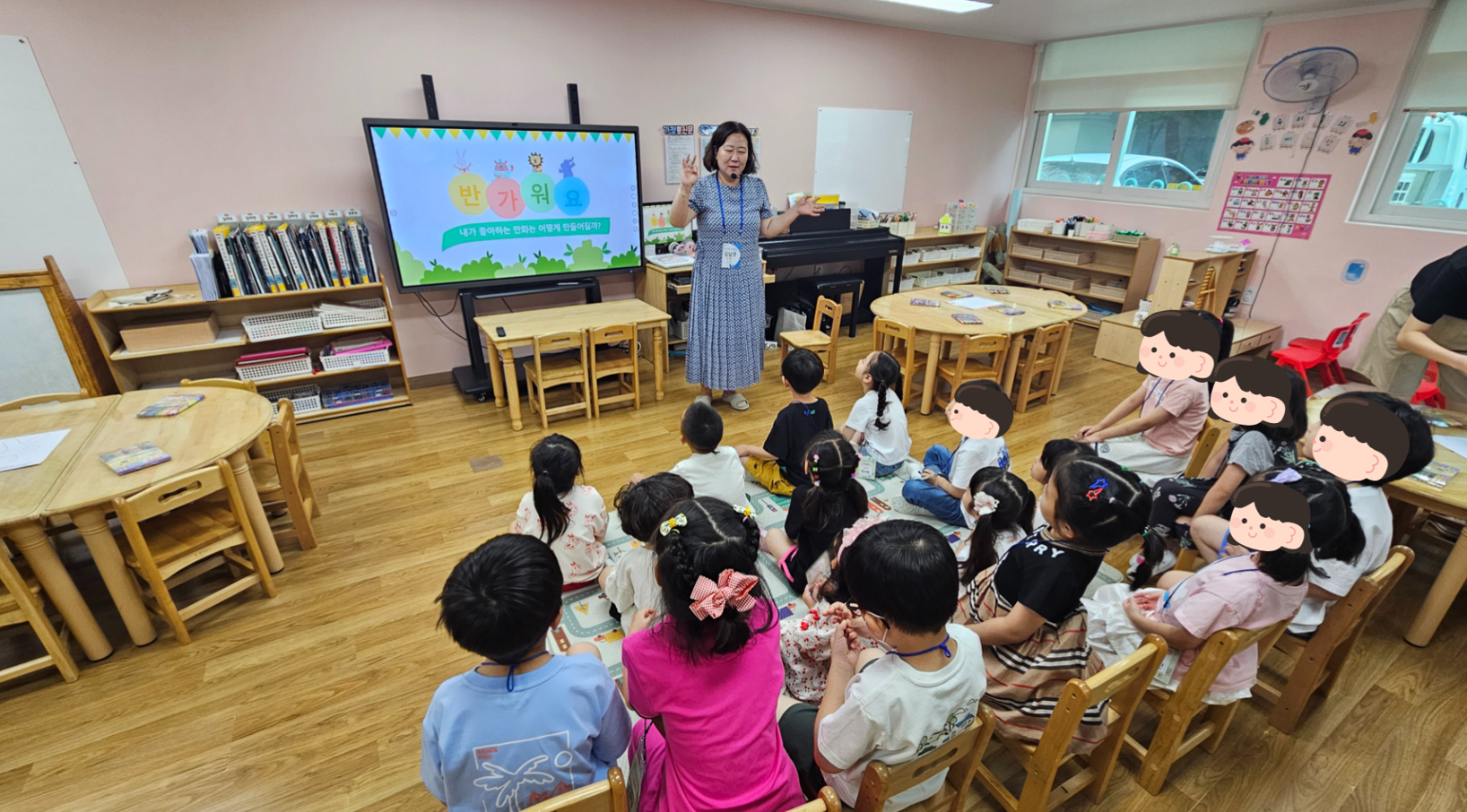 예림유치원에서 미디어교육을 수강하고 있는 어린이들의 뒷모습