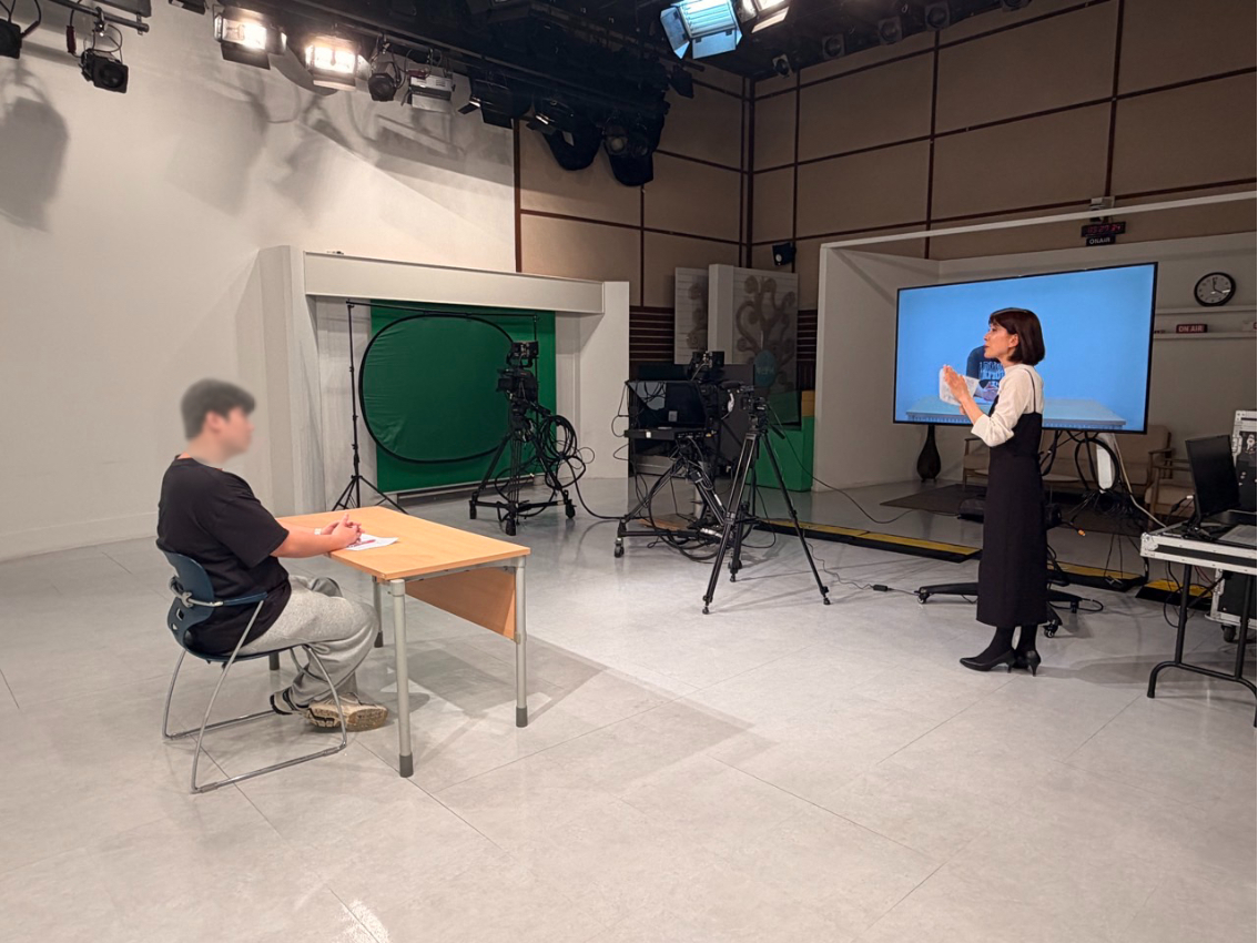스튜디오에서 면접 실습 진행하는 모습